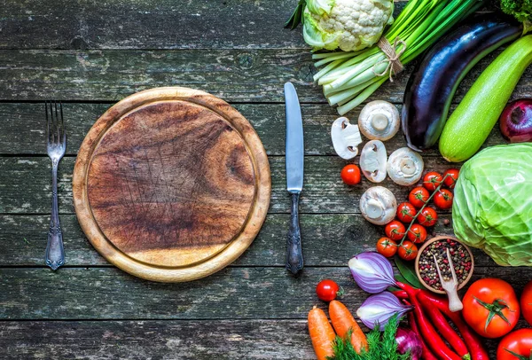 Sebze ahşap üzerine. Biyo sağlıklı gıda, otlar ve baharatlar.