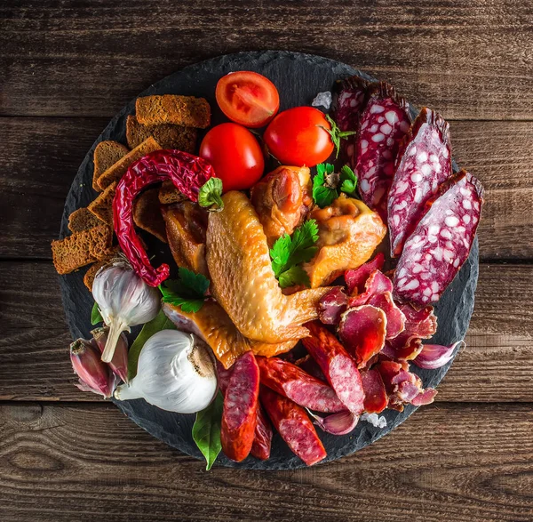 Lezzetli salamlı yemek tepsisi, dilimlenmiş jambon, sosis., 