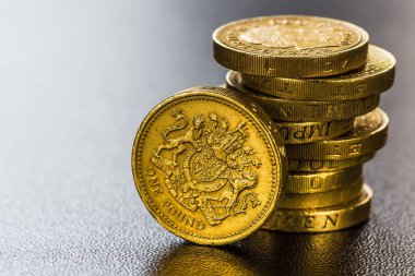 İngiliz sikke yığını üzerinde siyah, Sterlini