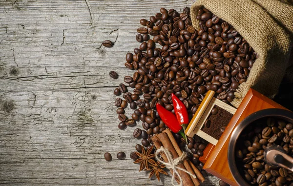 Tazza di caffè, borsa e scoop su vecchio sfondo arrugginito — Foto Stock