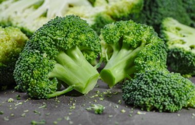 Brokoli, rustik tarzı, eski ahşap arka plan parçaları