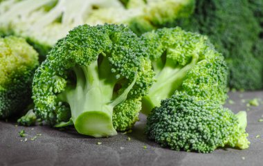 Brokoli, rustik tarzı, eski ahşap arka plan parçaları