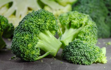 Brokoli, rustik tarzı, eski ahşap arka plan parçaları