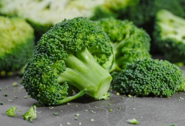 Brokoli, rustik tarzı, eski ahşap arka plan parçaları