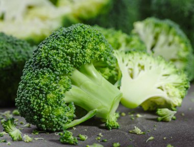 Brokoli, rustik tarzı, eski ahşap arka plan parçaları