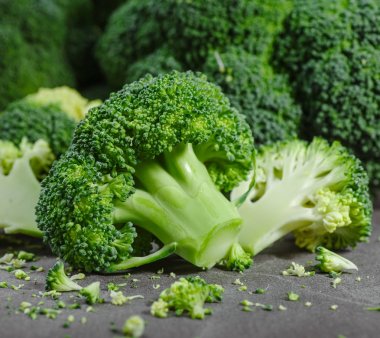 Brokoli, rustik tarzı, eski ahşap arka plan parçaları