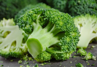 Brokoli, rustik tarzı, eski ahşap arka plan parçaları