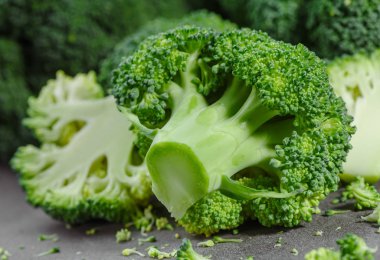 Brokoli, rustik tarzı, eski ahşap arka plan parçaları