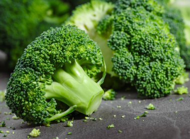 Brokoli, rustik tarzı, eski ahşap arka plan parçaları