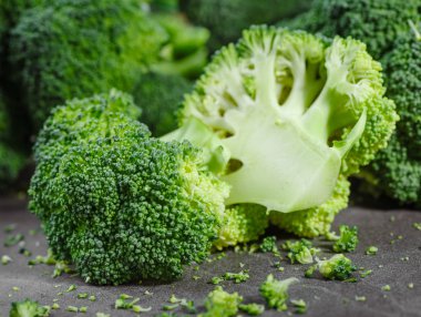 Brokoli, rustik tarzı, eski ahşap arka plan parçaları