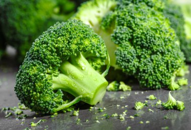 Brokoli, rustik tarzı, eski ahşap arka plan parçaları