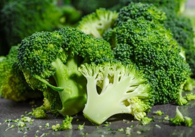 Brokoli, rustik tarzı, eski ahşap arka plan parçaları