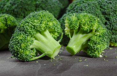 Brokoli, rustik tarzı, eski ahşap arka plan parçaları