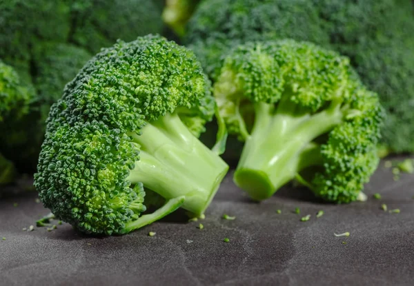 Brokoli, rustik tarzı, eski ahşap arka plan parçaları