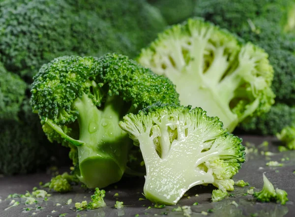 Brokoli, rustik tarzı, eski ahşap arka plan parçaları — Stok fotoğraf