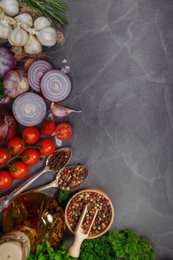 Otlar, baharat ve baharat taş zemin üzerine. Üstten Görünüm.