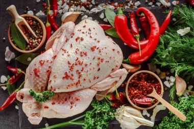 Baharat boşaltmak vintage zemin üzerine taze tavuk, 