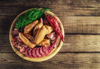 Lezzetli salamlı yemek tepsisi, dilimlenmiş jambon, sosis., 