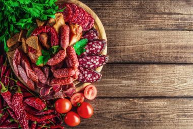 Lezzetli salamlı yemek tepsisi, dilimlenmiş jambon, sosis., 