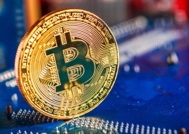 Bilgisayar devre kartı üzerinde altın Bitcoin Cryptocurrency. Makro s