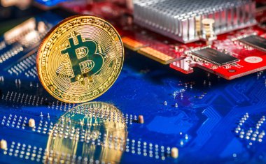 Bilgisayar devre kartı üzerinde altın Bitcoin Cryptocurrency. Makro s