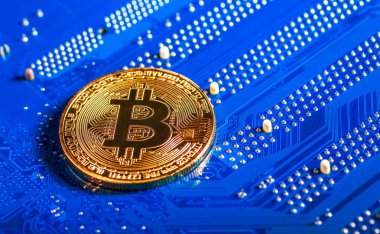 Bilgisayar devre kartı üzerinde altın Bitcoin Cryptocurrency. Makro s