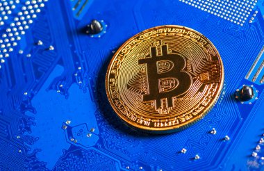 Bilgisayar devre kartı üzerinde altın Bitcoin Cryptocurrency. Makro s