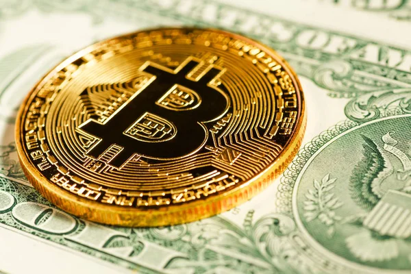 Bitcoin de oro en nosotros dólares de cerca — Foto de Stock