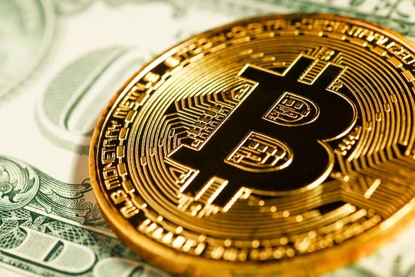 Bitcoin de oro en nosotros dólares de cerca — Foto de Stock