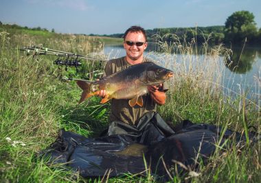 Sazan balıkçılık kupa ile mutlu fener