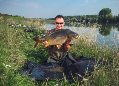 Sazan balıkçılık kupa ile mutlu fener