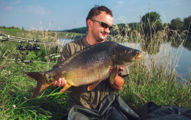Sazan balıkçılık kupa ile mutlu fener