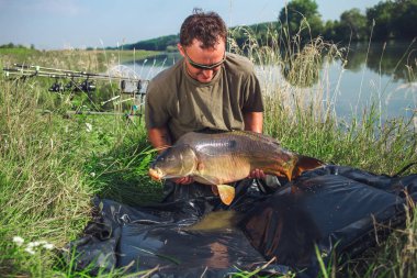 Sazan balıkçılık kupa ile mutlu fener