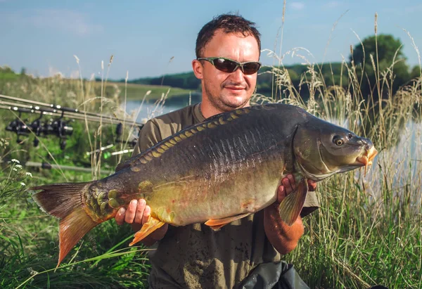 Pêcheur heureux avec trophée de pêche à la carpe — Photo