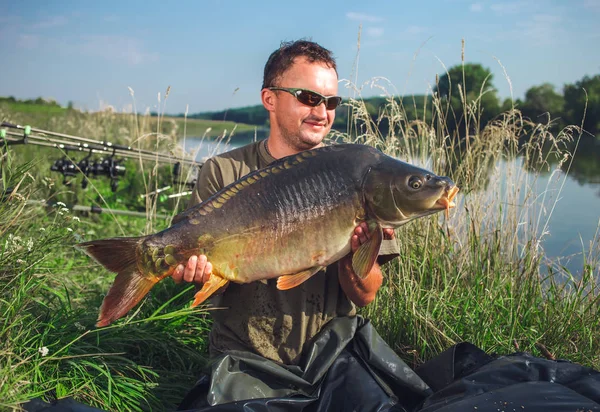 Pêcheur heureux avec trophée de pêche à la carpe — Photo