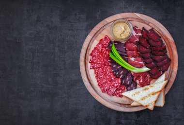 Salam, dilimlenmiş jambon, sosis, salam, pastırma. Et meze p