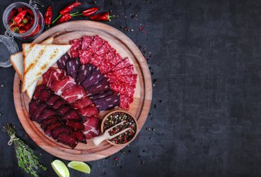 Salam, dilimlenmiş jambon, sosis, salam, pastırma. Et meze p