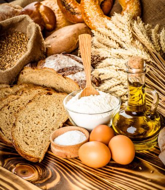 Ahşap masa arkasında pişmiş ekmek çeşitleri