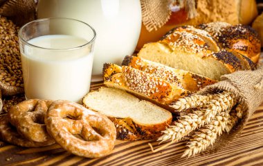 Ahşap masa arkasında pişmiş ekmek çeşitleri