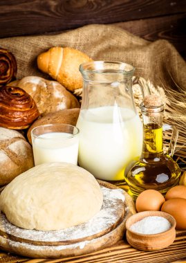 Ahşap masa arkasında pişmiş ekmek çeşitleri