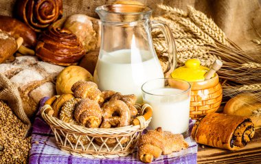 Ahşap masa arkasında pişmiş ekmek çeşitleri