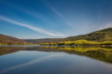 nehir manzara. Tekne Fotoğraf. Bir sürü gökyüzü. Mavi gökyüzü zekâ