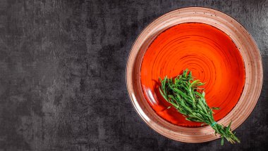 Çimento arka planında boş plaka. Kırpma yolu ile üst görünüm