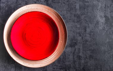 Çimento arka planında boş plaka. Kırpma yolu ile üst görünüm