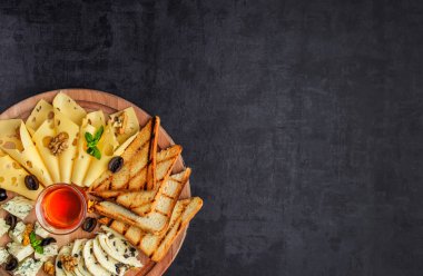 Peynir tabağı: Parmesan, kaşar peyniri, gouda, mozzarella ve diğer zekâ