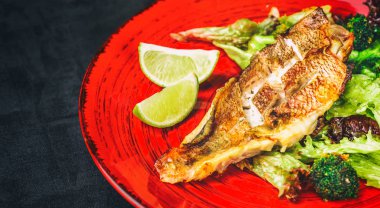 İle haşlanmış balığı (Pasifik Okyanusu levrek, deniz levreği, Ruby on Rails levrek)