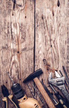 Çekiç, tornavida, İngiliz anahtarı, mezura, boya fırça yapı