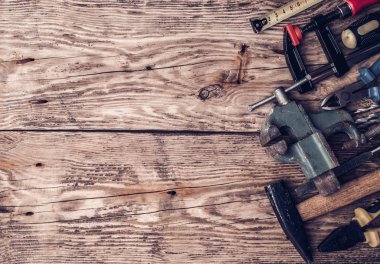 Çekiç, tornavida, İngiliz anahtarı, mezura, boya fırça yapı