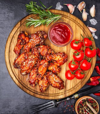 Sıcak Et Tabakları - Kırmızı Baharatlı Izgara Tavuk Kanatları