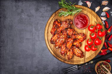 Sıcak Et Tabakları - Kırmızı Baharatlı Izgara Tavuk Kanatları